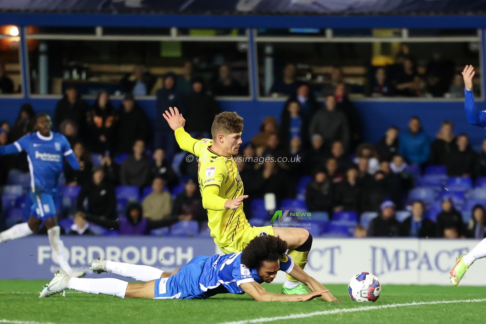 Tahith Chong #18 of Birmingham City is fouled by Dan McNamara #2 of Millwall during the Sky Bet Championship match Birmingham City vs Millwall at St Andrews, Birmingham, United Kingdom, 2nd November 2022

(Photo by Simon Bissett/News Images)