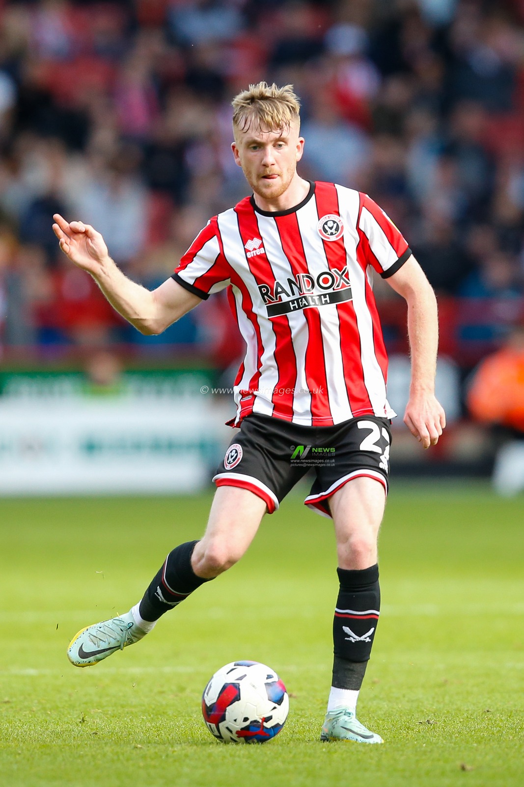Tommy Doyle #22 of Sheffield United during the Sky Bet Championship match Sheffield United vs Birmingham City at Bramall Lane, Sheffield, United Kingdom, 1st October 2022

(Photo by Ben Early/News Images)