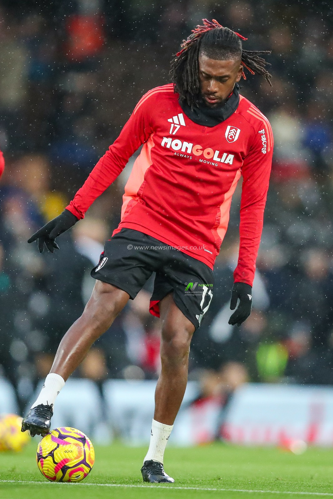 Alex Iwobi of Fulham warms up prior to the Premier League match Fulham vs Wolverhampton Wanderers at Craven Cottage, London, United Kingdom, 23rd November 2024

(Photo by Izzy Poles/News Images)
