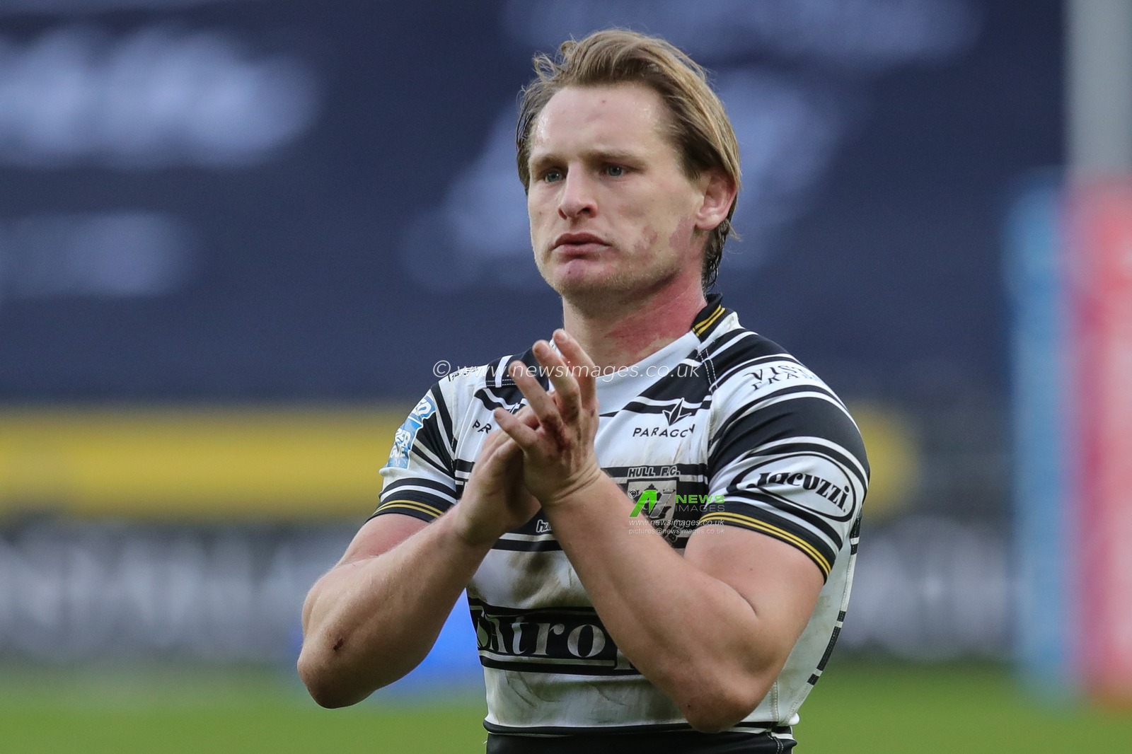 Brad Dwyer #33 of Hull FC claps his hands and applauds the supporters at full-time after the Betfred Super League Round 4 match Hull FC vs Salford Red Devils at MKM Stadium, Hull, United Kingdom, 11th March 2023

(Photo by James Heaton/News Images)