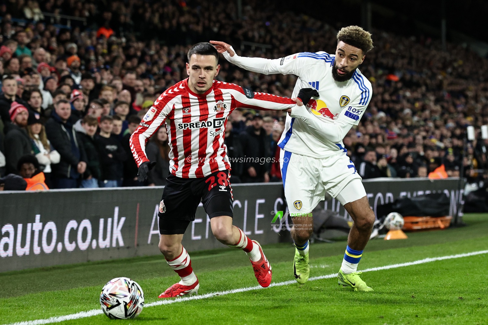 Enzo Le FÃ©e of Sunderland holds off Jayden Bogle of Leeds United during the Sky Bet Championship match Leeds United vs Sunderland at Elland Road, Leeds, United Kingdom, 17th February 2025

(Photo by Alfie Cosgrove/News Images)