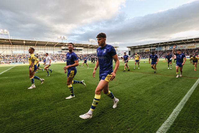 Warrington players in the pre-game warm up during the Betfred Super League round 21 match Warrington Wolves vs Wigan Warriors at Halliwell Jones Stadium, Warrington, United Kingdom, 8th August 2025

(Photo by Alfie Cosgrove/News Images)