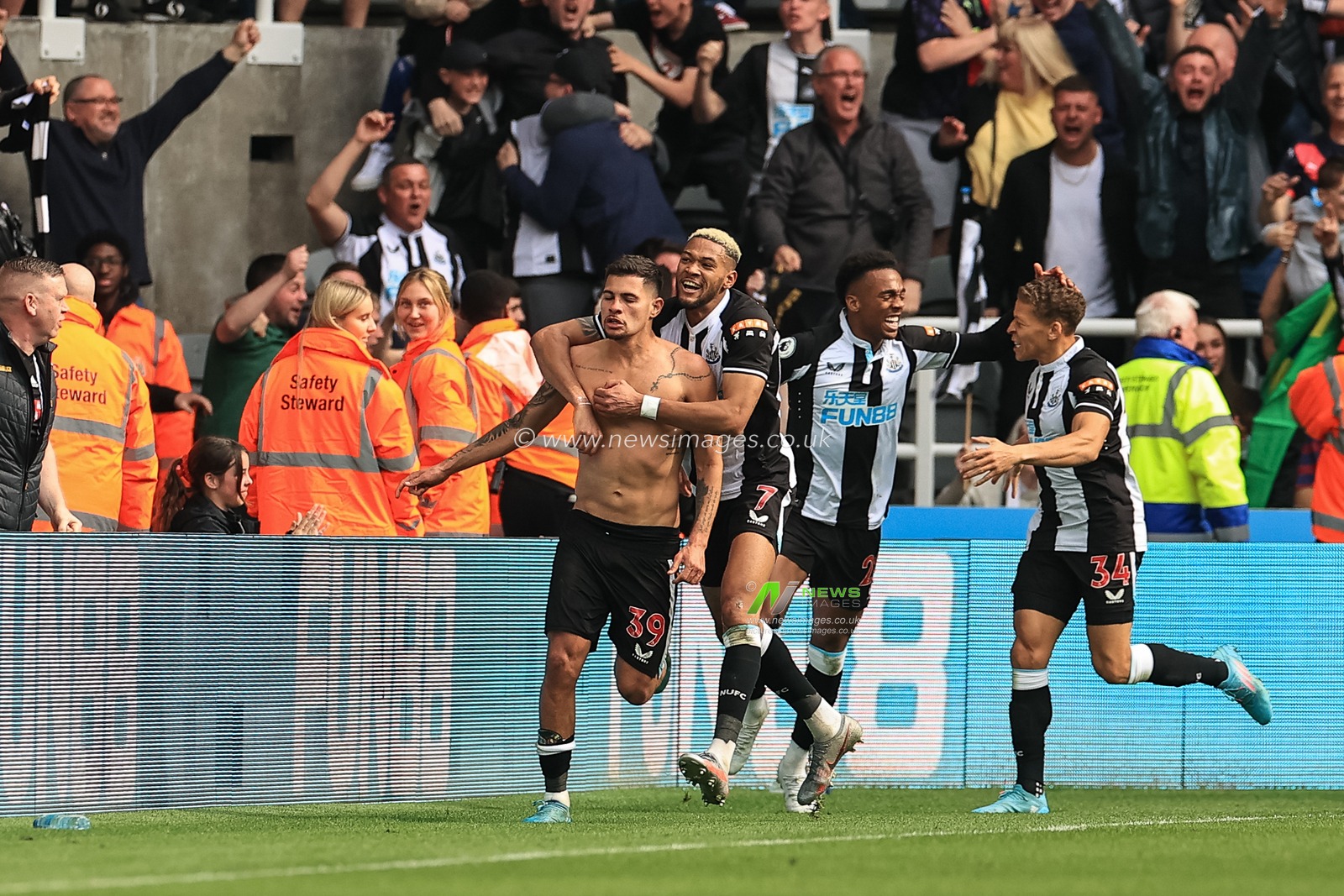 Bruno Guimaraes #39 of Newcastle United celebrates his goal to make it 2-1 in injury time