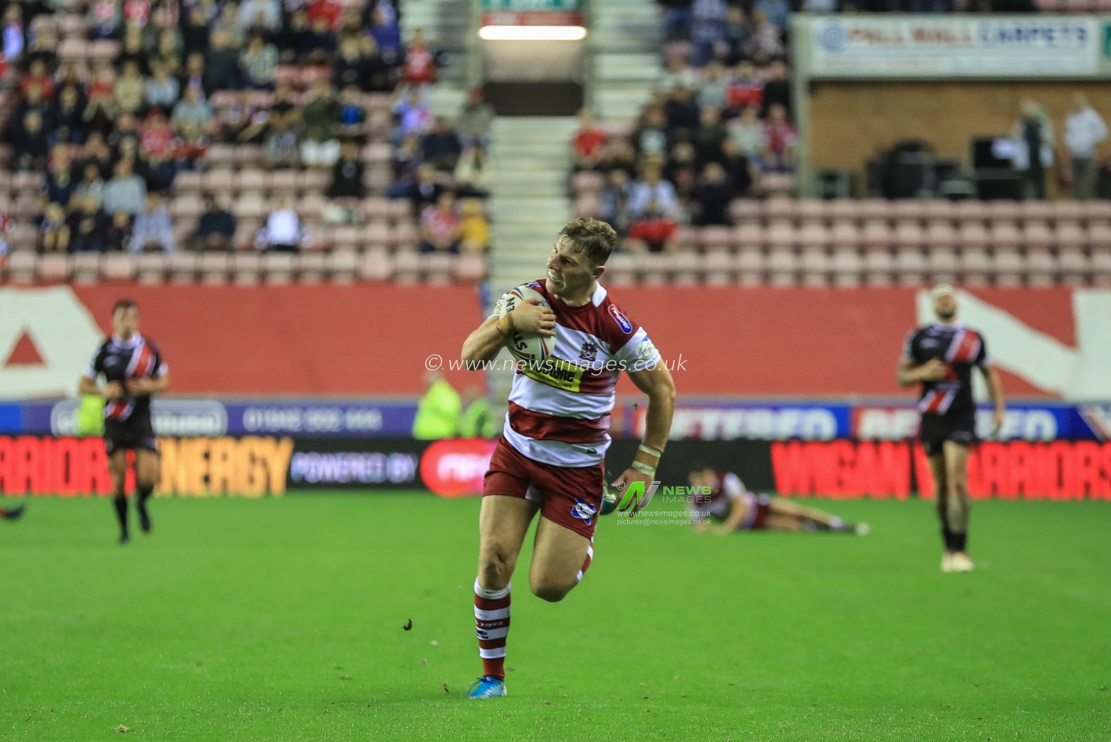 20th September 2019 , DW Stadium, Wigan, England;  Betfred Super League, Round Playoffs, Wigan Warriors vs Salford Red Devils ; George Williams (6) of Wigan Warriors makes a 50 yard dash to go over for a try 


Credit: Mark Cosgrove/News Images