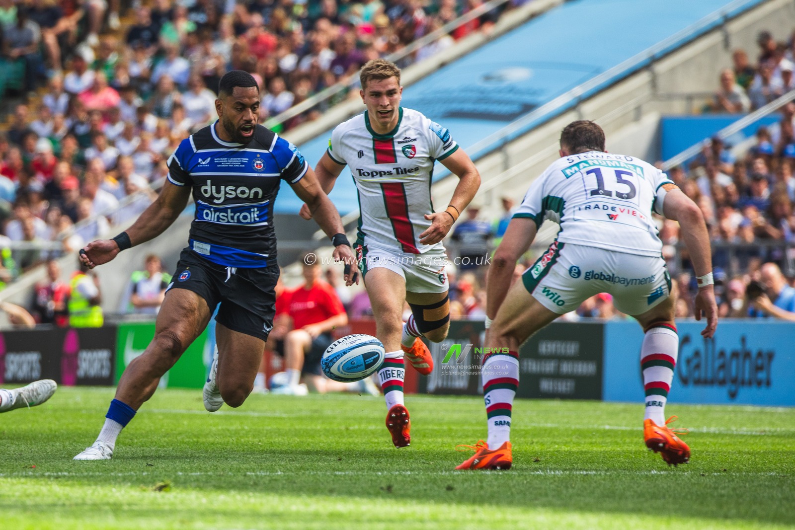 Joe Cokanasiga of Bath and Jack van Poortvliet of Leicester Tigers during the Gallagher Premiership Play-off Final 2025 Bath Rugby v Leicester Tigers at Allianz Stadium, Twickenham, United Kingdom, 14th June 2025

(Photo by Craig Evans/News Images)