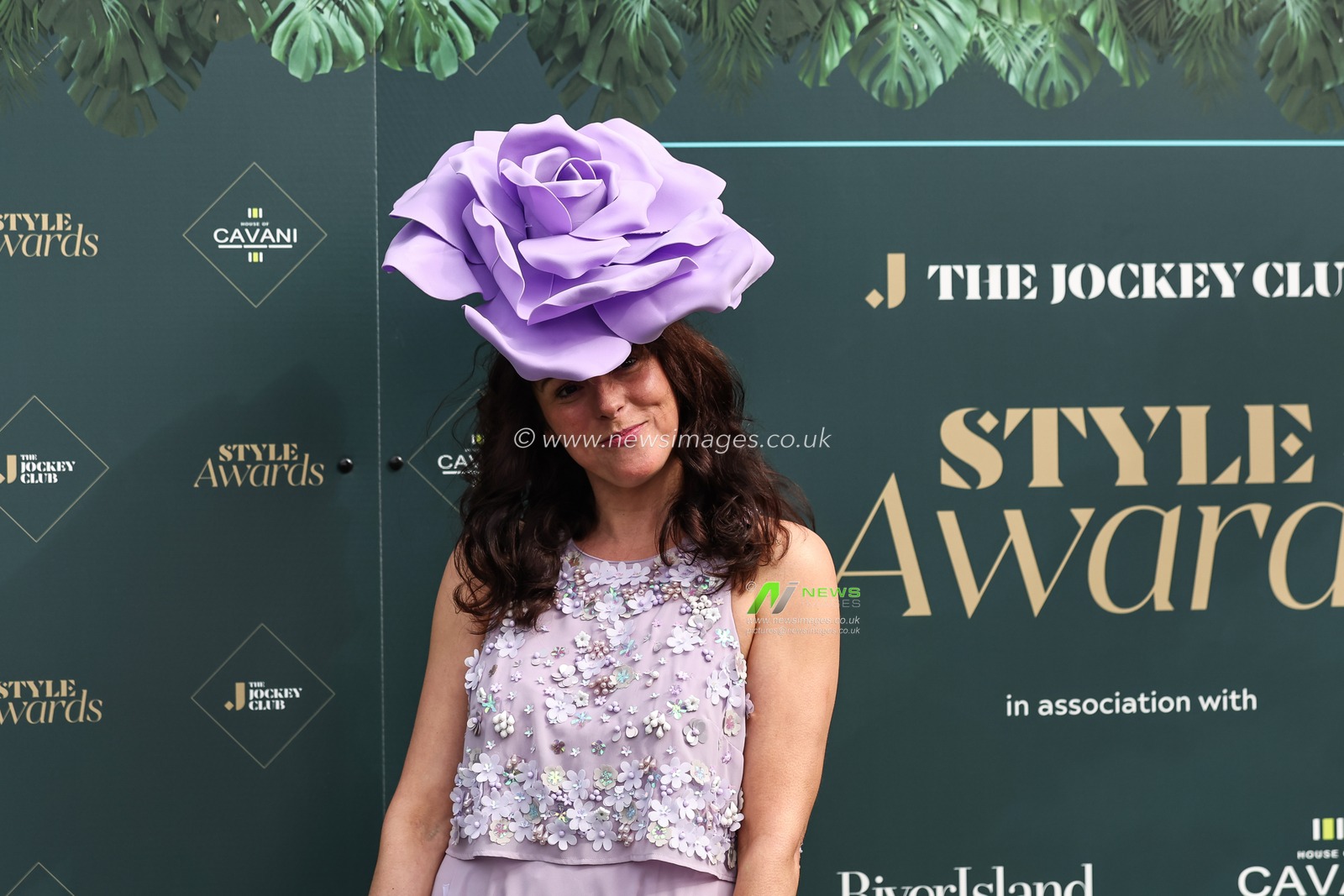 Racegoers arrive on ladies day during the The Randox Grand National 2024 Ladies Day at Aintree Racecourse, Liverpool, United Kingdom, 12th April 2024

(Photo by Mark Cosgrove/News Images)
