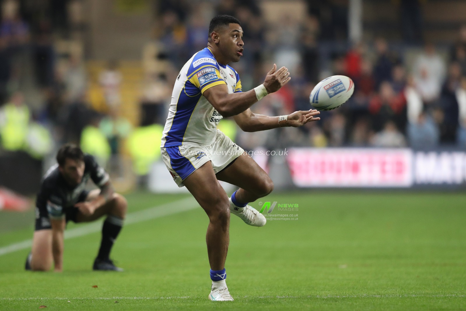 David Fusituâ€™a of Leeds Rhinos passes the ball during the Betfred Super League Round 25 match Leeds Rhinos vs Hull FC at Headingley Stadium, Leeds, United Kingdom, 6th September 2024

(Photo by Alfie Cosgrove/News Images)