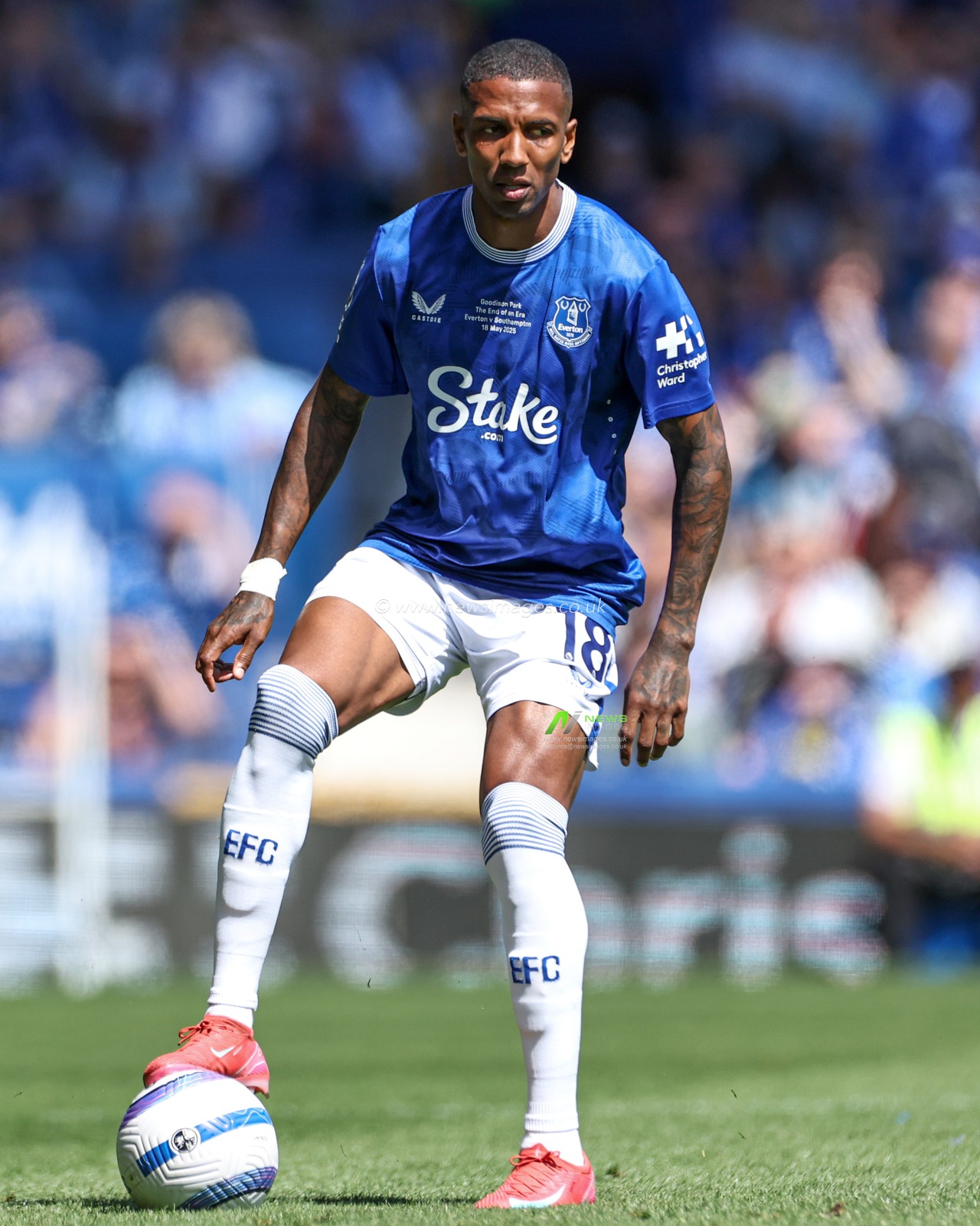 Ashley Young of Everton progresses with ball at his feet during the Premier League match Everton vs Southampton at Goodison Park, Liverpool, United Kingdom, 18th May 2025

(Photo by Mark Cosgrove/News Images)