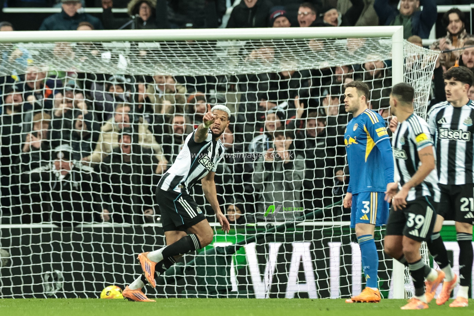 Joelinton of Newcastle Untied celebrates his goal to make it 2-2 during the Premier League match Newcastle United vs Leeds United at St. James's Park, Newcastle, United Kingdom, 7th January 2026

(Photo by Mark Cosgrove/News Images)

*** GER AUT SUI OUT ***