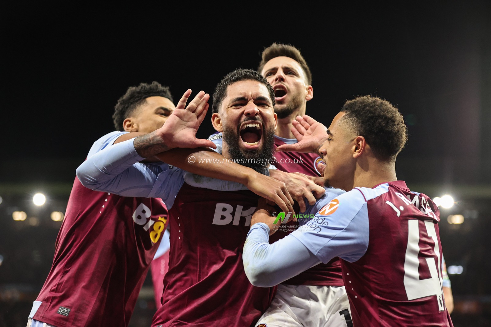 Douglas Luiz of Aston Villa celebrates his goal to make it 3-2 during the Premier League match Aston Villa vs Burnley at Villa Park, Birmingham, United Kingdom, 30th December 2023

(Photo by Mark Cosgrove/News Images)