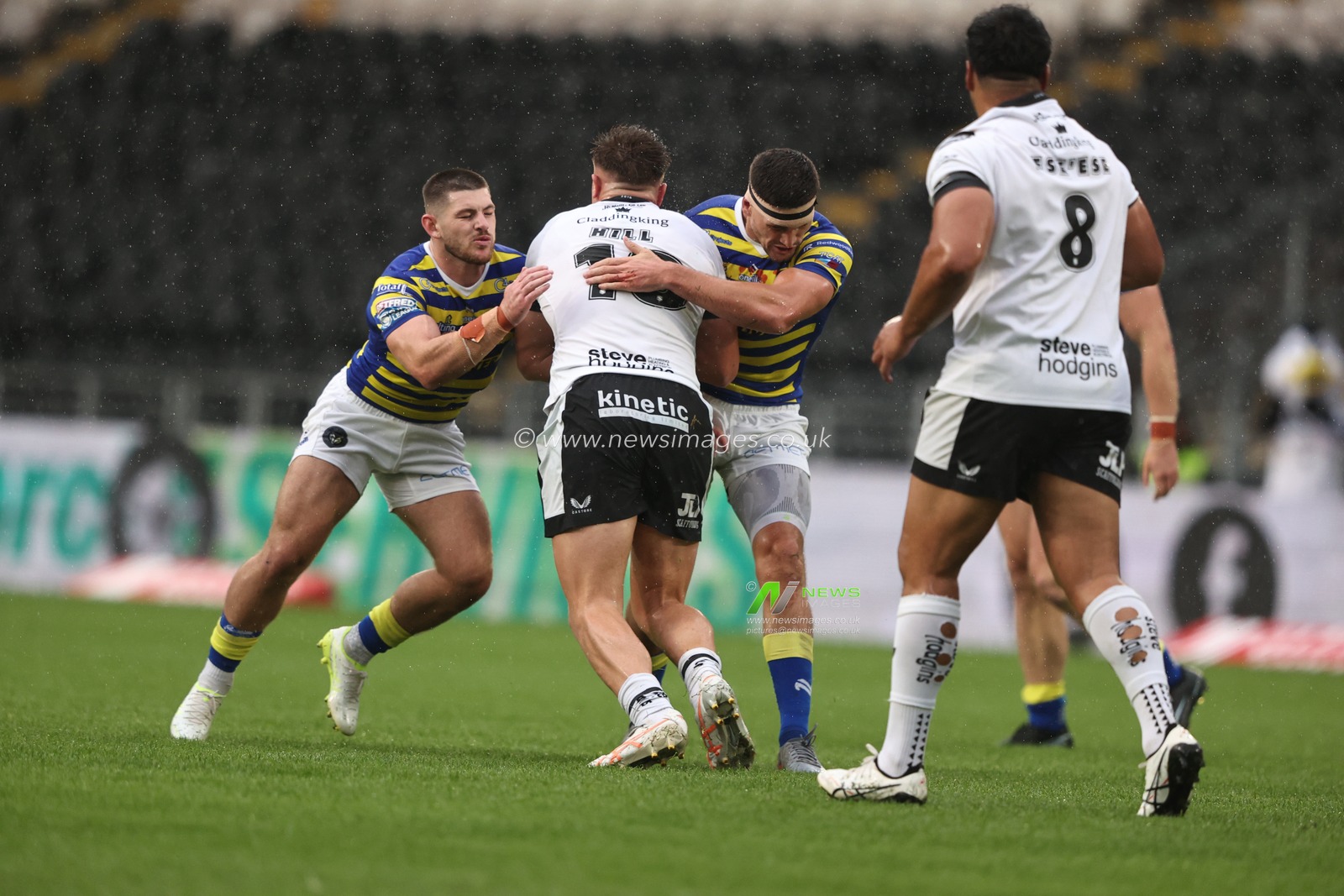 Ligi Sao of Hull FC is tackled by Danny Walker of Warrington Wolves during the Betfred Super League round 25 match Hull FC vs Warrington Wolves at MKM Stadium, Hull, United Kingdom on 29 August 2026

(Photo by Alfie Cosgrove/News Images)