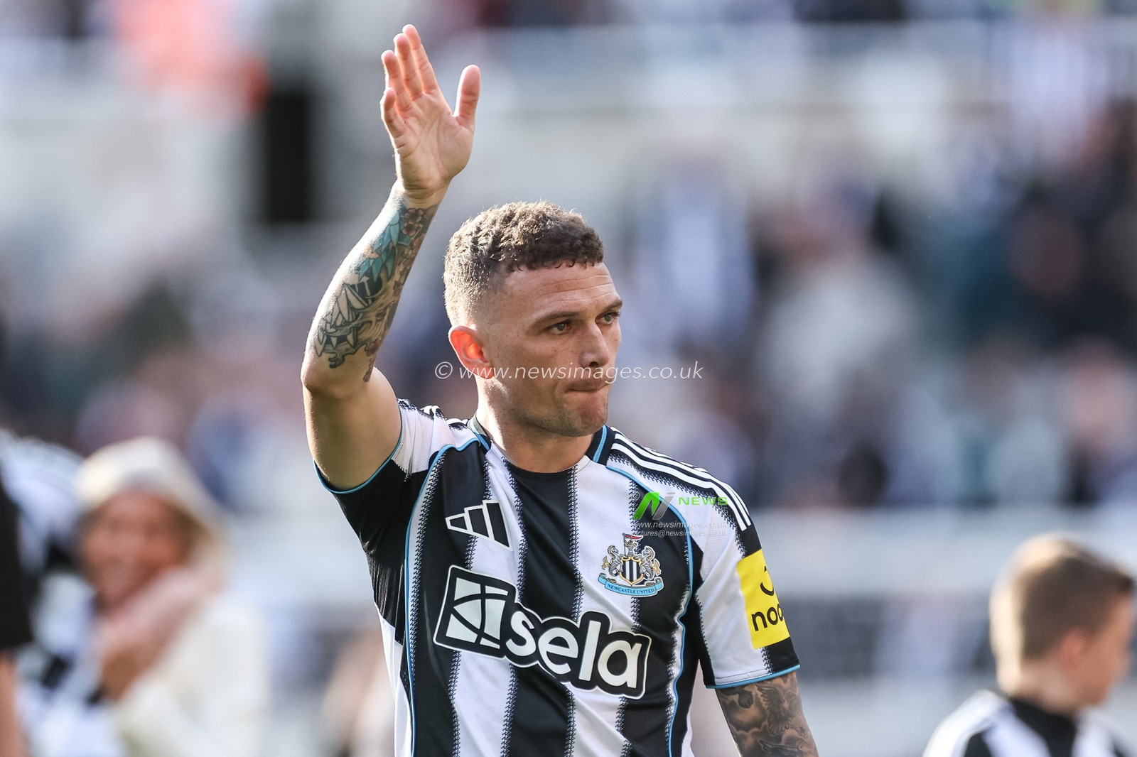 Kieran Trippier of Newcastle United waves to the fans during the Premier League match Newcastle United vs Everton at St. James's Park, Newcastle, United Kingdom, 25th May 2025

(Photo by Mark Cosgrove/News Images)