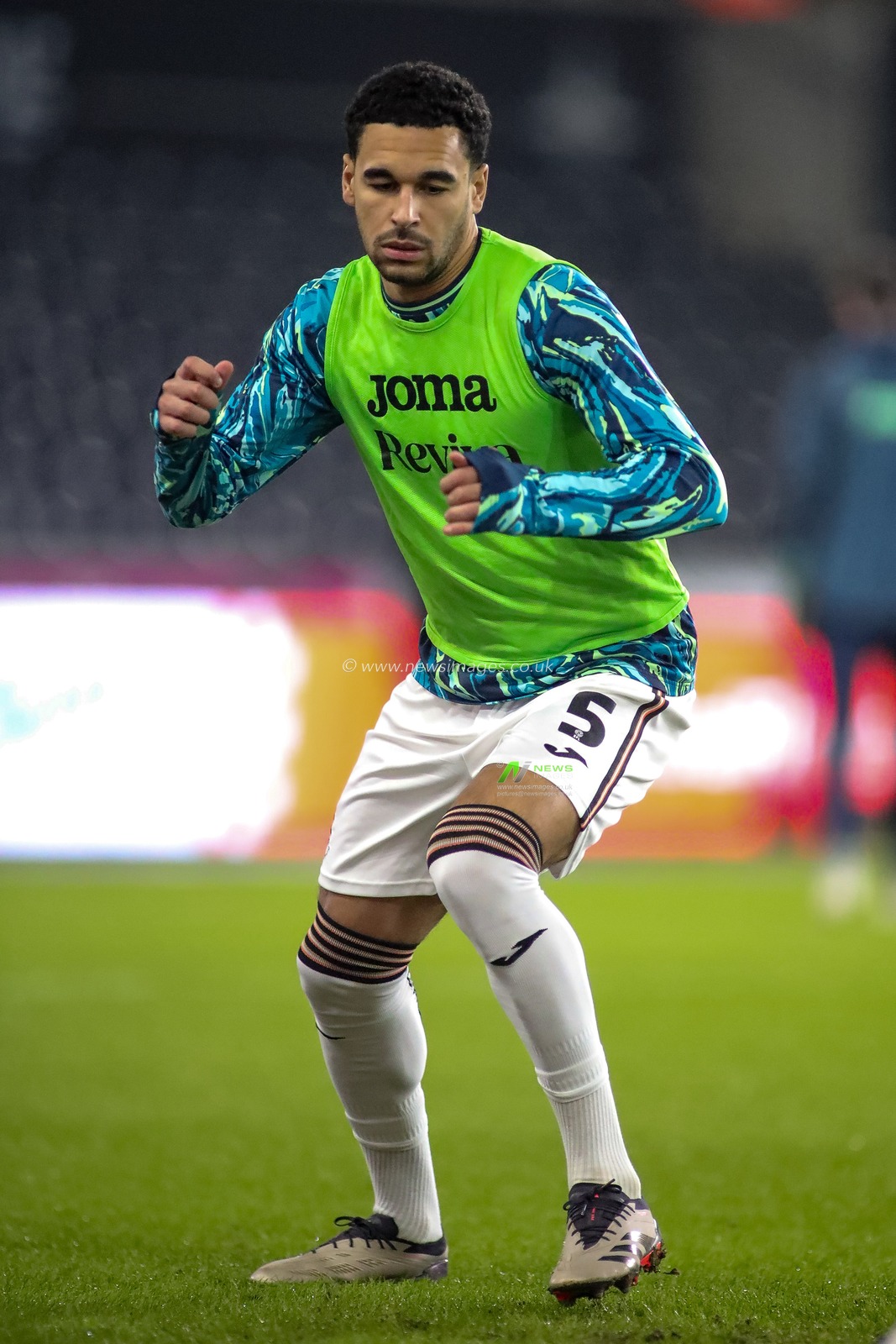 Ben Cabango of Swansea City warms up, ahead of the Sky Bet Championship match Swansea City vs Sheffield United at Swansea.com Stadium, Swansea, United Kingdom, 21st January 2025

(Photo by Andrew Lewis/News Images)