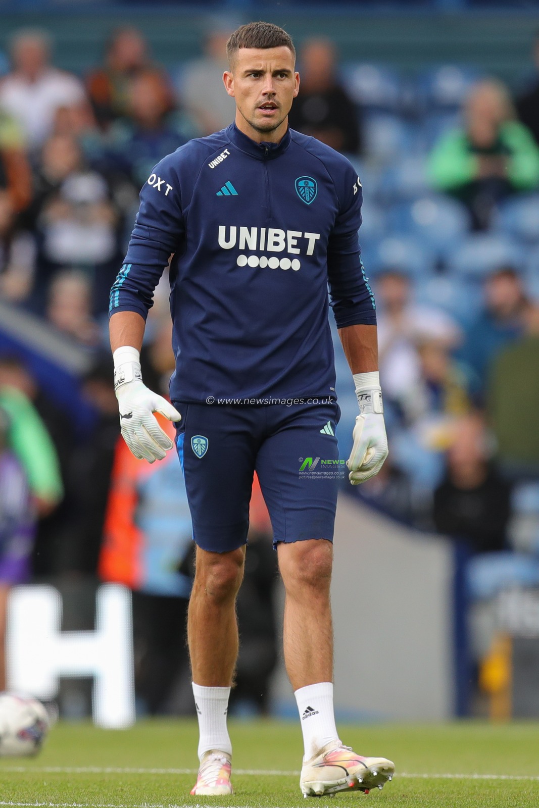 Karl Darlow #28 of Leeds United during the pre-game warm up ahead of the Sky Bet Championship match Leeds United vs Cardiff City at Elland Road, Leeds, United Kingdom, 6th August 2023

(Photo by James Heaton/News Images)