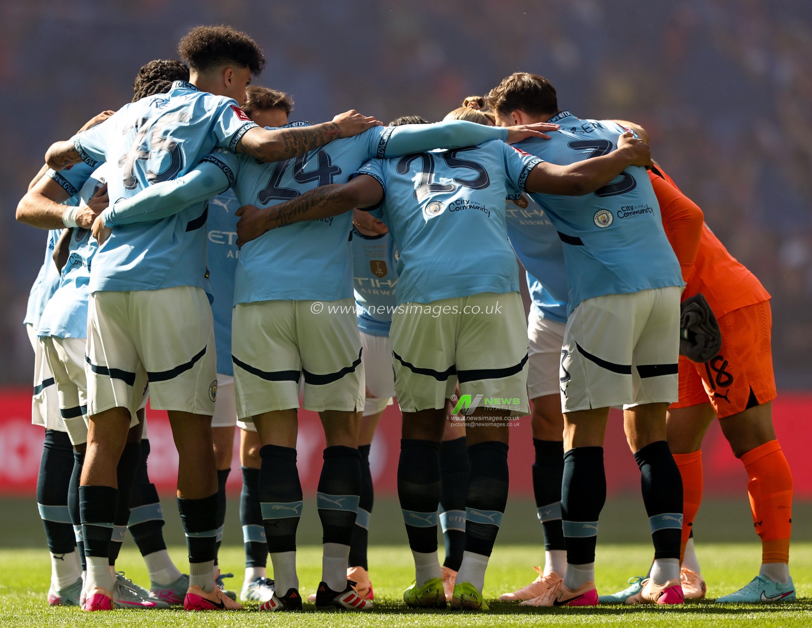 Manchester City enter a huddle prior to the Emirates FA Cup Final match Crystal Palace vs Manchester City at Wembley Stadium, London, United Kingdom, 17th May 2025

(Photo by Alfie Cosgrove/News Images)