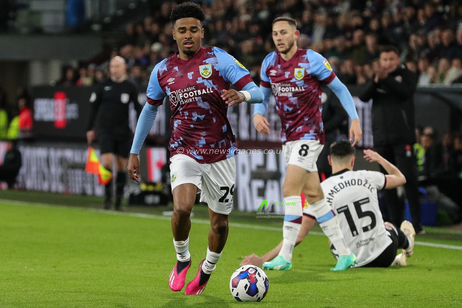 Ian Maatsen #29 of Burnley breaks away during the Sky Bet Championship match Burnley vs Sheffield United at Turf Moor, Burnley, United Kingdom, 10th April 2023

(Photo by James Heaton/News Images)