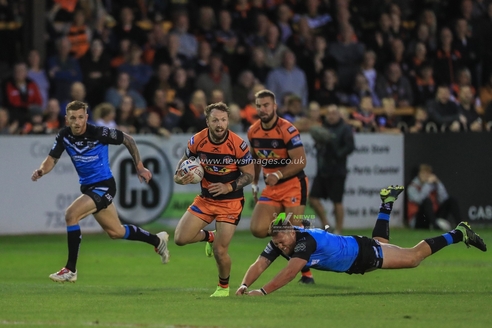 5th September 2019 , Mend-A-Hose Jungle, England; Betfred Super League, Round 28, Castleford Tigers vs Hull FC ; Jordan Rankin (32) of Castleford Tigers makes a break that leads to Cheyse Blair (35) of Castleford Tigersâ€™s try


Credit: Mark Cosgrove/News Images