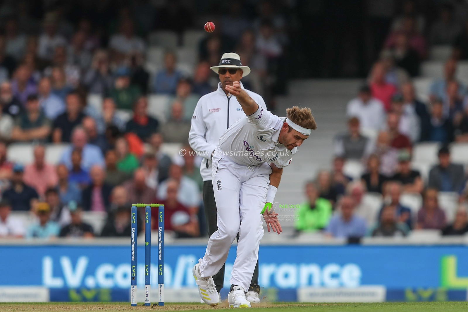 Stuart Broad of England delivers the ball during the LV= Insurance Ashes Fifth Test Series Day Two England v Australia at The Kia Oval, London, United Kingdom, 28th July 2023

(Photo by Gareth Evans/News Images)