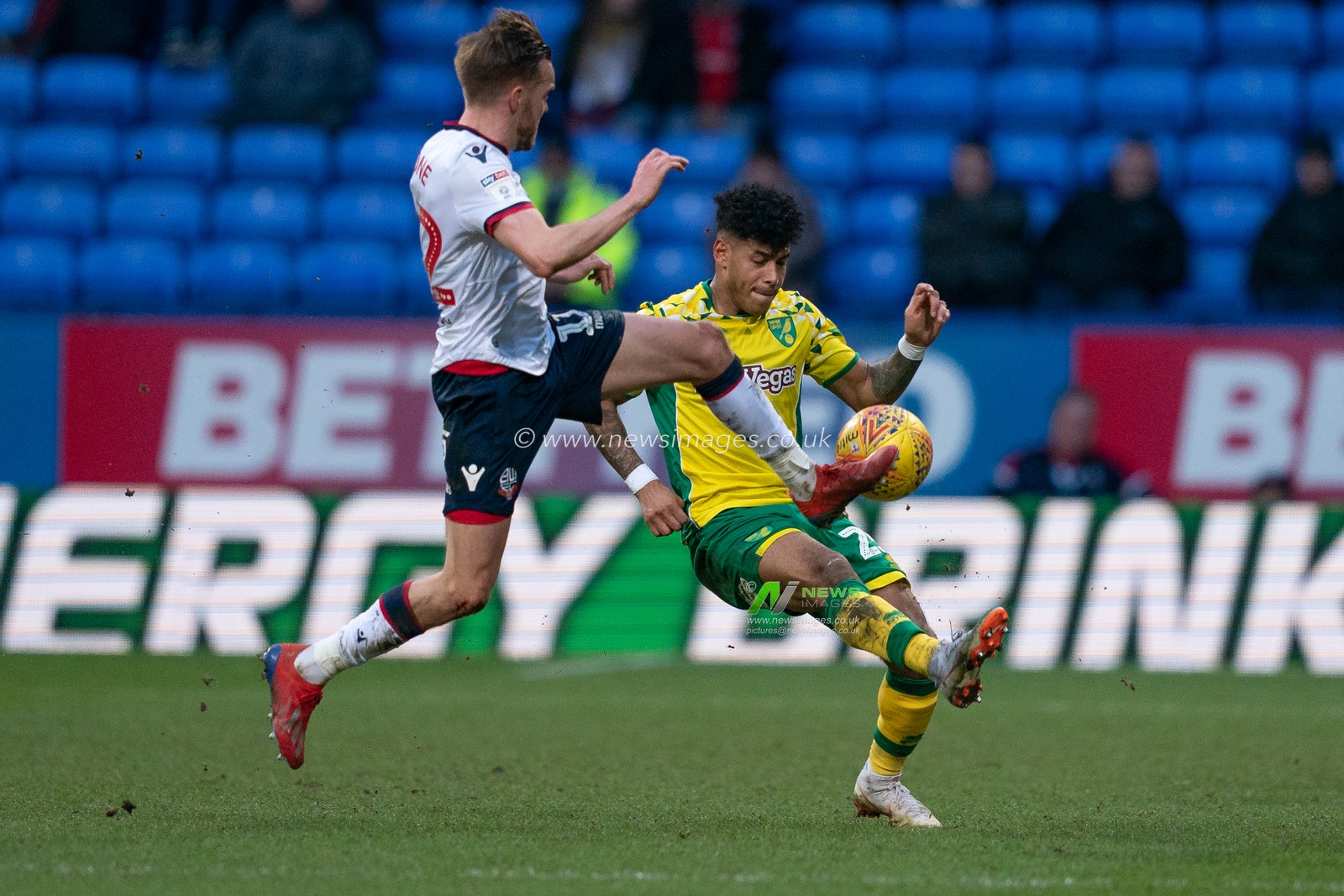 Norwich City Onel HernÃ¡ndez is tackled by Bolton Wanderers Craig Noone


16th February 2019, University of Bolton Stadium, Bolton, England; Sky Bet Championship, Bolton Wonderers vs Norwich City ; 


Credit: Terry Donnelly /News Images

English Football League images are subject to DataCo Licence