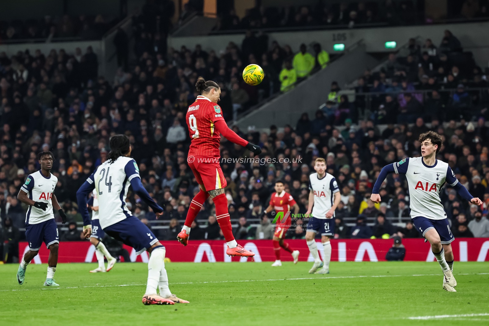 Darwin NÃºÃ±ez of Liverpool heads on goal during the Carabao Cup Semi-Finals First Leg Tottenham Hotspur vs Liverpool at Tottenham Hotspur Stadium, London, United Kingdom, 8th January 2025

(Photo by Mark Cosgrove/News Images)