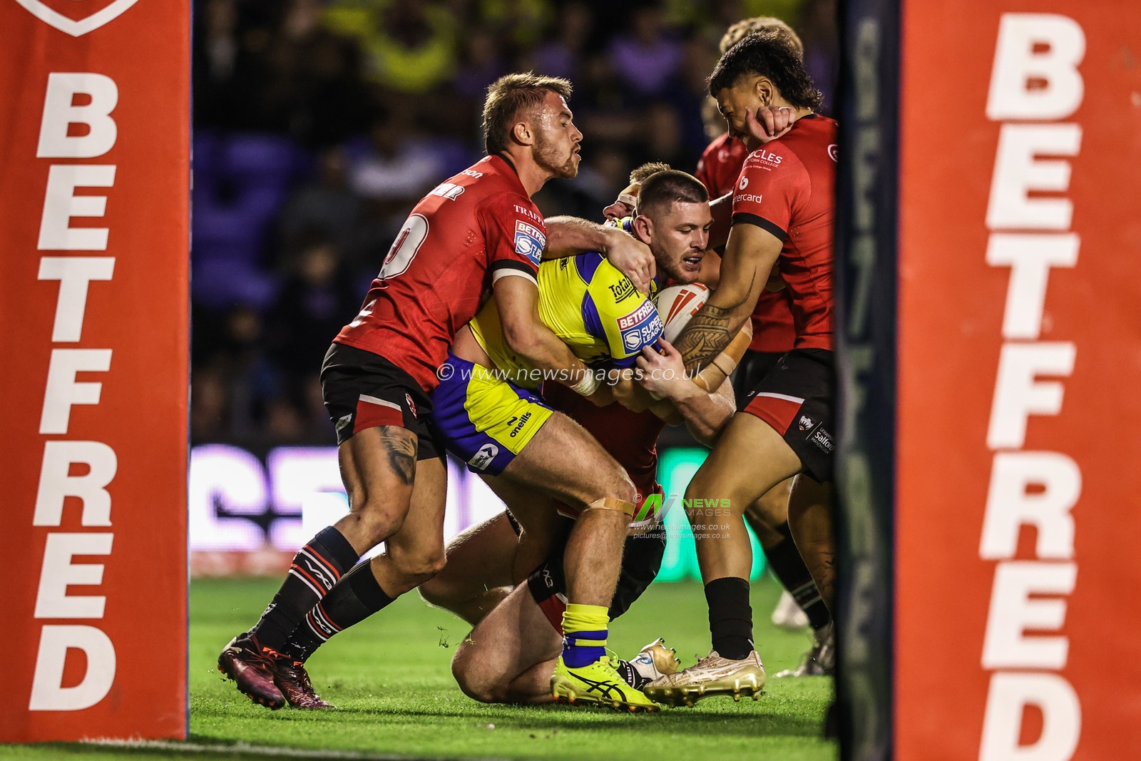 Danny Walker of Warrington Wolves is tackled during the Betfred Super League Round 24 match Warrington Wolves vs Salford Red Devils at Halliwell Jones Stadium, Warrington, United Kingdom, 29th August 2025

(Photo by Alfie Cosgrove/News Images)