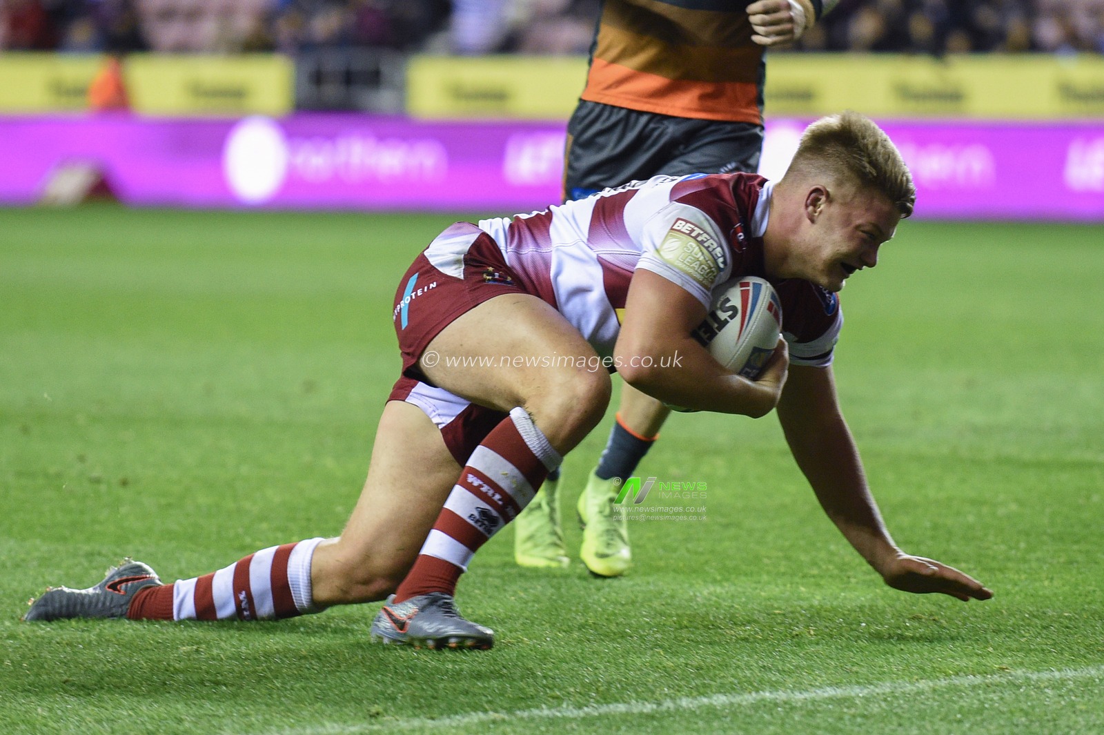 12th September 2019 , DW Stadium, Wigan, England;  Betfred Super League Rugby, Round 29, Wigan Warriors vs Castleford Tigers ; Morgan Smithies (38) of Wigan Warriors goes over for a try

Credit: Richard Long/News Images