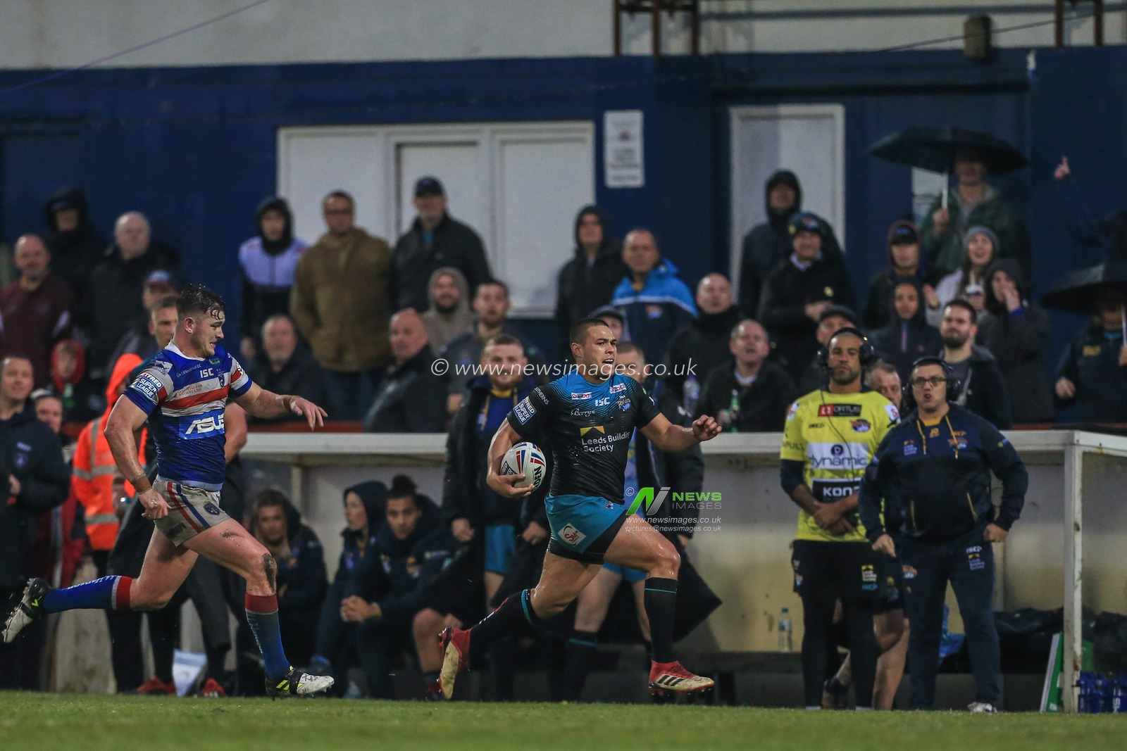 7th June 2019 , Mobile Rocket Stadium, Wakefield, England;  Betfred Super League, Round 17, Wakefield Trinity vs Leeds Rhinos ; Tui Lolohea (6) of Leeds Rhinos 
goes over for a try 

 

Credit: Mark Cosgrove/News Images