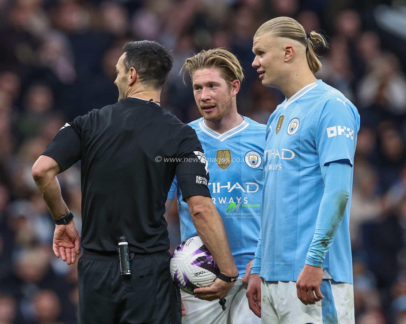 Kevin De Bruyne of Manchester City speaks to referee Andy Madley during a break in play during the Premier League match Manchester City vs Manchester United at Etihad Stadium, Manchester, United Kingdom, 3rd March 2024

(Photo by Mark Cosgrove/News Images)
