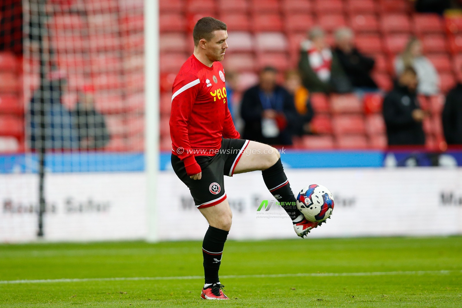 John Fleck #4 of Sheffield United warms up before the Sky Bet Championship match Sheffield United vs Burnley at Bramall Lane, Sheffield, United Kingdom, 5th November 2022

(Photo by Ben Early/News Images)