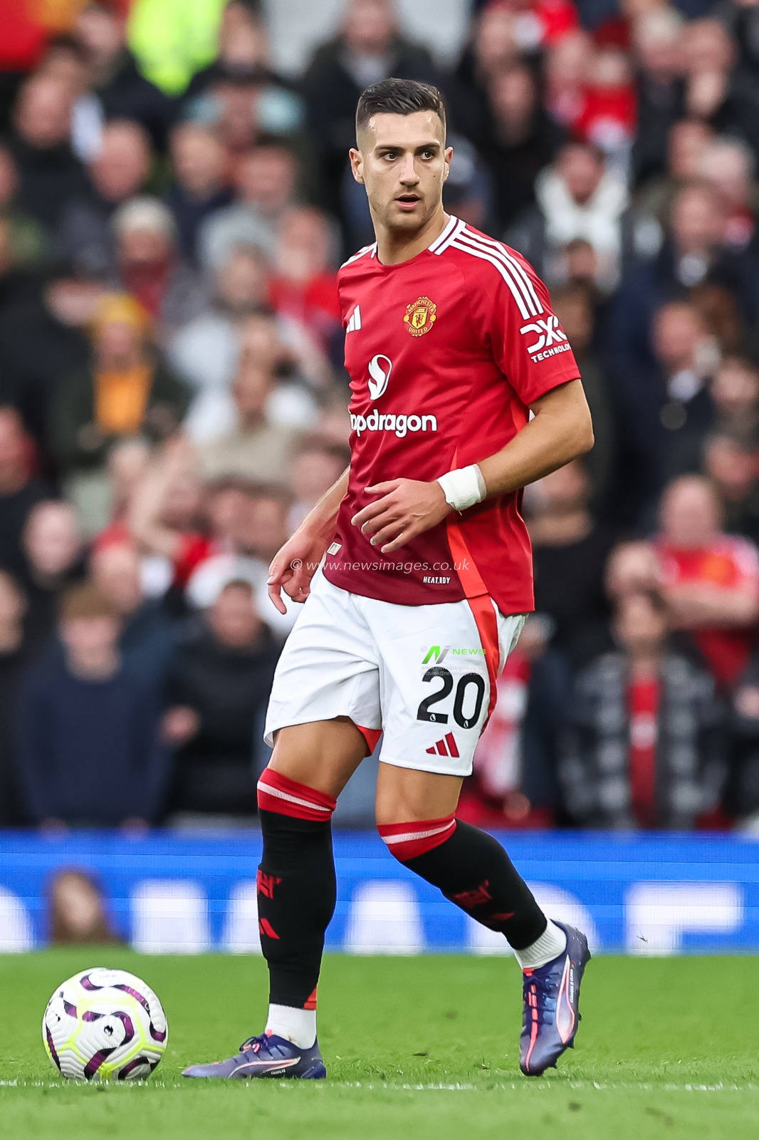 Diogo Dalot of Manchester United makes a break with the ball  during the Premier League match Manchester United vs Tottenham Hotspur at Old Trafford, Manchester, United Kingdom, 29th September 2024

(Photo by Mark Cosgrove/News Images)