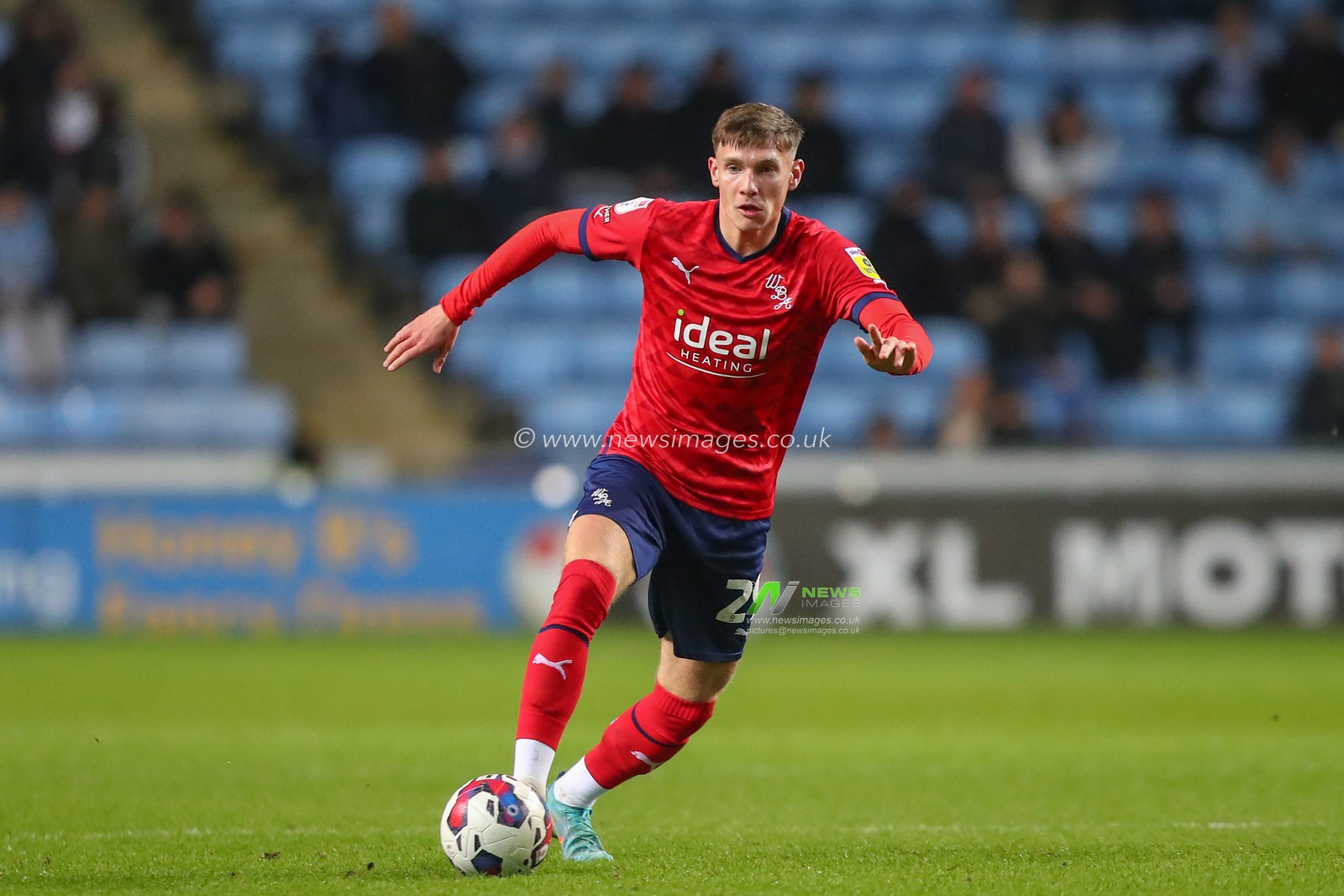 Taylor Gardner-Hickman #29 of West Bromwich Albion in action during the Sky Bet Championship match Coventry City vs West Bromwich Albion at Coventry Building Society Arena, Coventry, United Kingdom, 21st December 2022

(Photo by Gareth Evans/News Images)