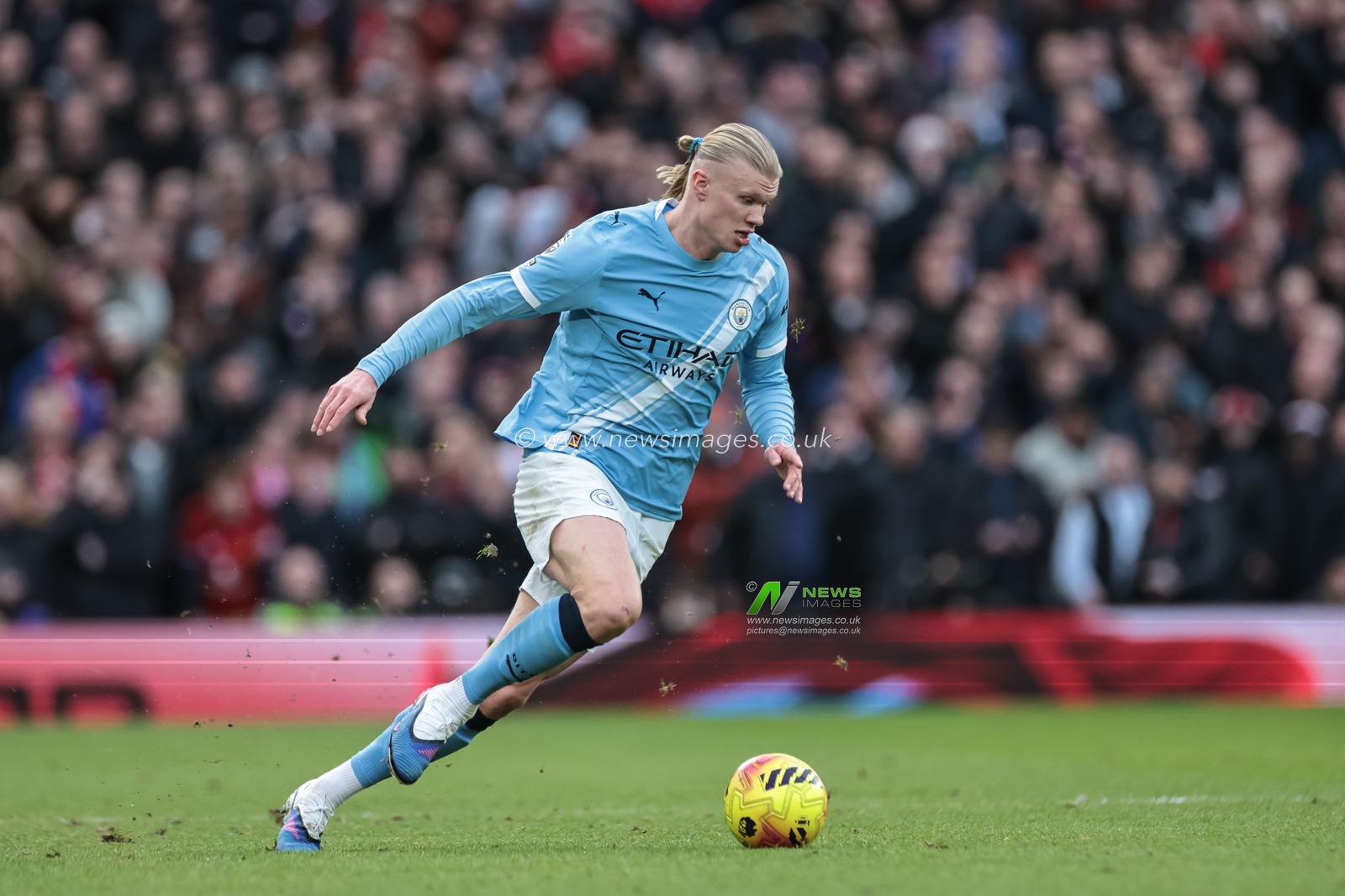 Erling Haaland of Manchester City breaks with the ball during the Premier League match Manchester United vs Manchester City at Old Trafford, Manchester, United Kingdom, 17th January 2026

(Photo by Mark Cosgrove/News Images)