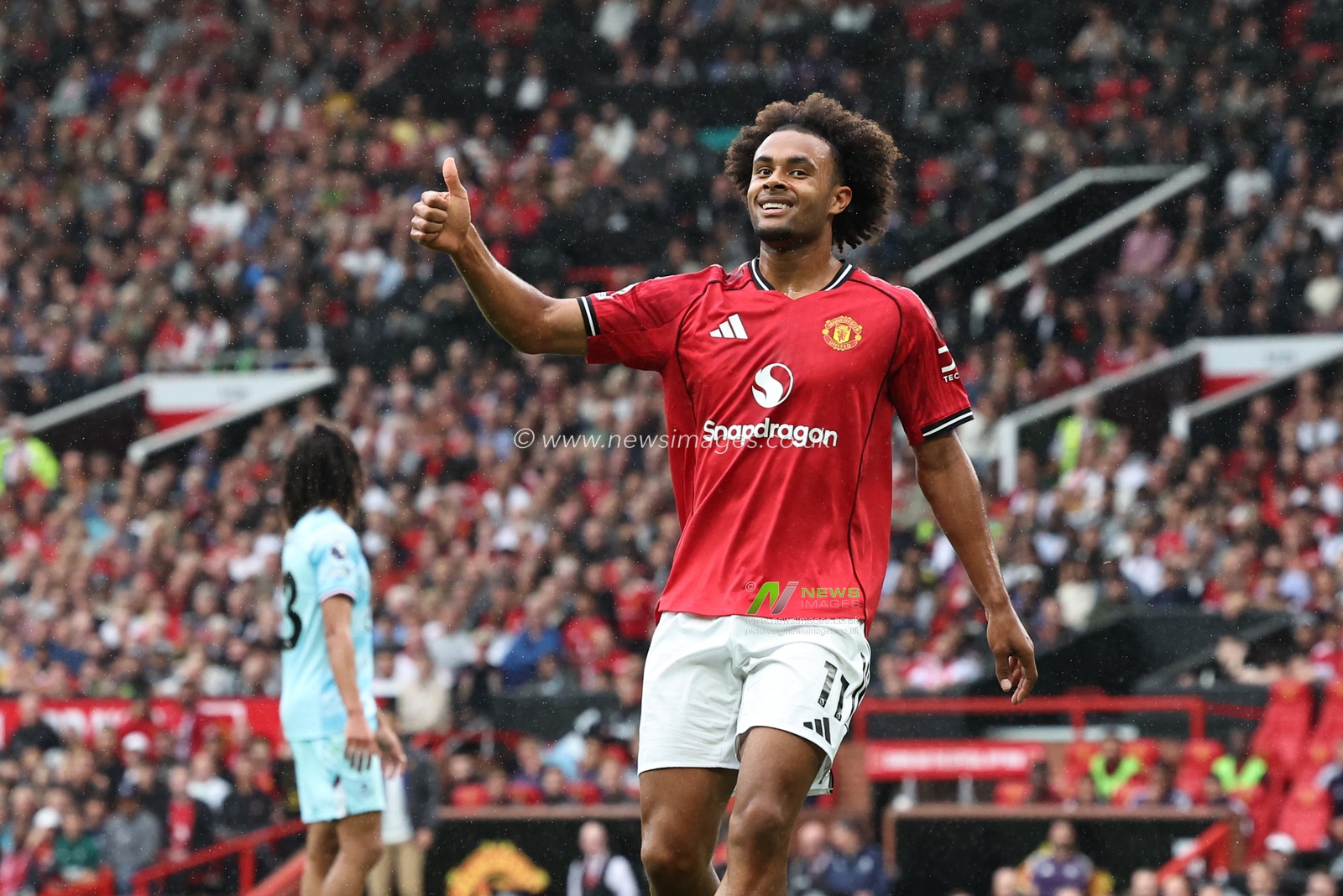 Joshua Zirkzee of Manchester United gives the thumbs up during the Premier League match Manchester United vs Burnley at Old Trafford, Manchester, United Kingdom, 30th August 2025

(Photo by Mark Cosgrove/News Images)
