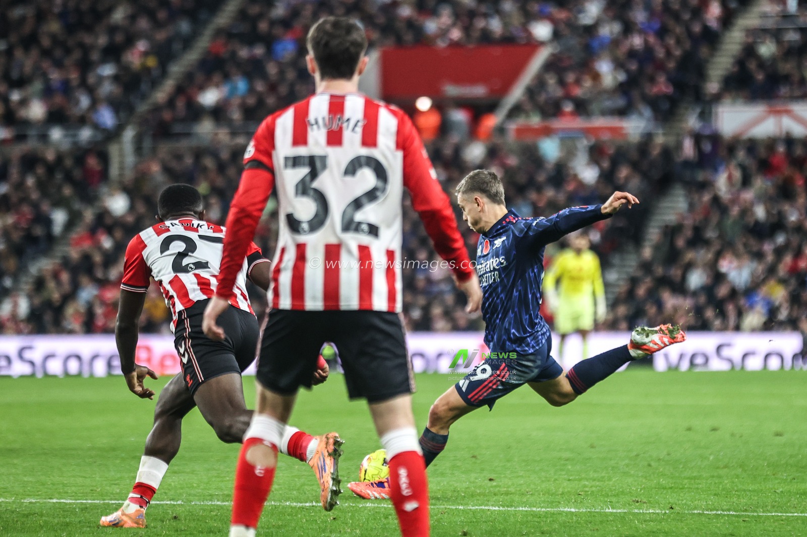 Leandro Trossard of Arsenal scores to make it 1-2 during the Premier League match Sunderland vs Arsenal at Stadium Of Light, Sunderland, United Kingdom, 8th November 2025

(Photo by Alfie Cosgrove/News Images)

*** GER AUT SUI OUT ***