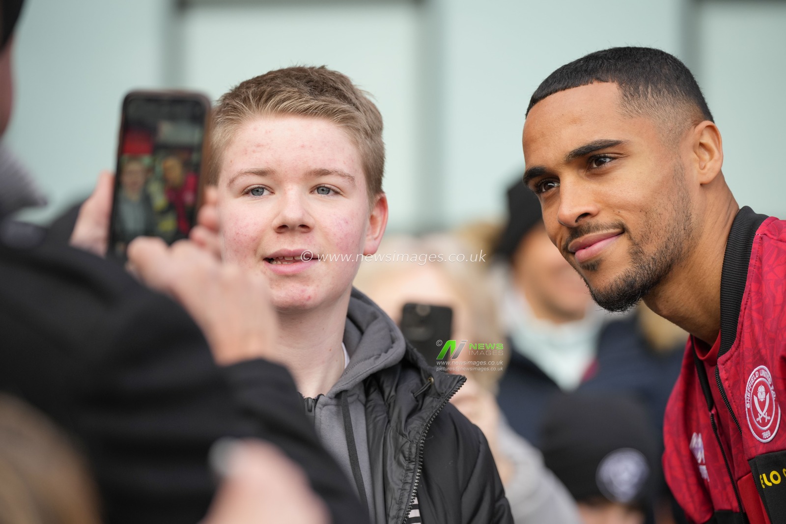 Max Lowe #13 of Sheffield United poses for a photo with a fan when he arrives at the stadium before the Sky Bet Championship match Sheffield United vs Stoke City at Bramall Lane, Sheffield, United Kingdom, 14th January 2023

(Photo by Steve Flynn/News Images)