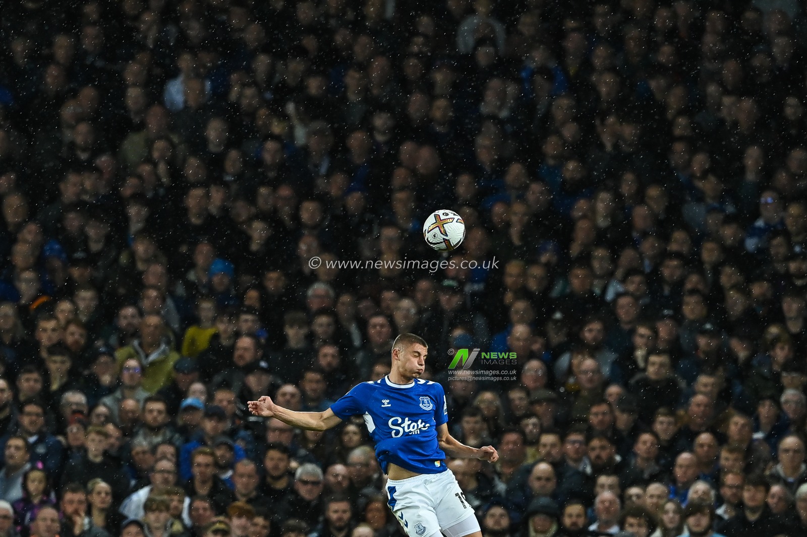 Vitaliy Mykolenko #19 of Everton heads the ball during the Premier League match Everton vs Manchester United at Goodison Park, Liverpool, United Kingdom, 9th October 2022

(Photo by Craig Thomas/News Images)