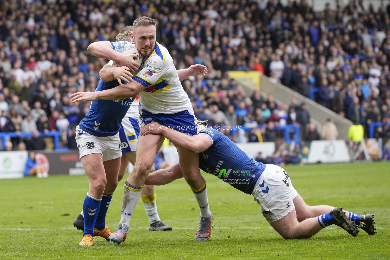 Ben Currie #11 of Warrington Wolves is tackled by Brad Fash #13 of Hull FC during the Betfred Super League Round 7 match Warrington Wolves vs Hull FC at Halliwell Jones Stadium, Warrington, United Kingdom, 1st April 2023

(Photo by Steve Flynn/News Images)