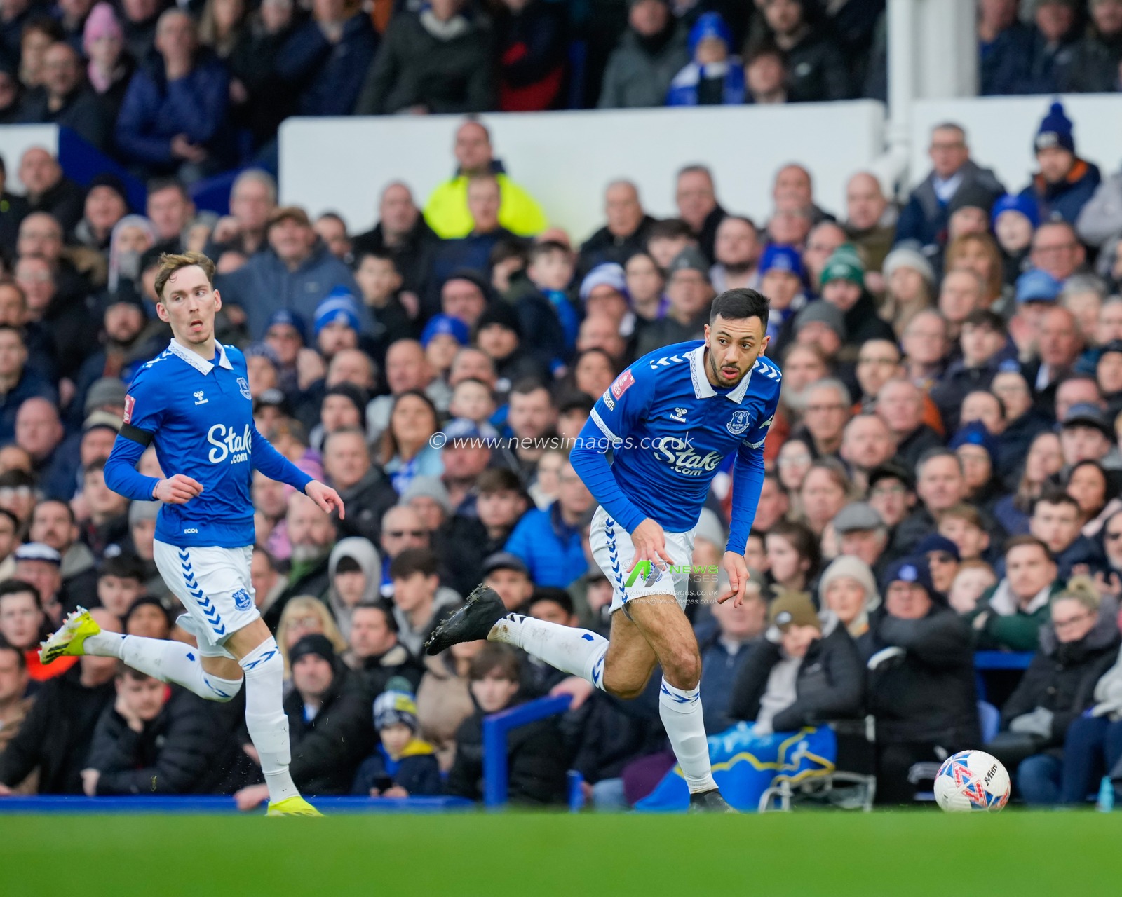 Dwight McNeil 7# of Everton breaks forward with the ball, during the Emirates FA Cup Fourth Round match Everton vs Luton Town at Goodison Park, Liverpool, United Kingdom, 27th January 2024

(Photo by Steve Flynn/News Images)