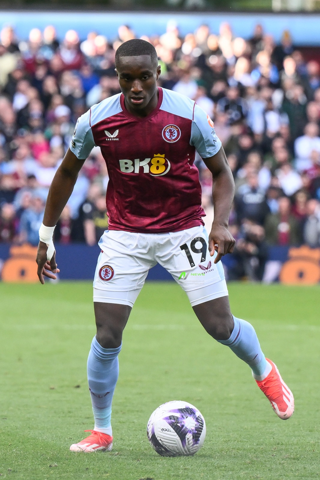 Emiliano MartÃ­nez of Aston Villa in action during the Premier League match Aston Villa vs Bournemouth at Villa Park, Birmingham, United Kingdom, 21st April 2024

(Photo by Craig Thomas/News Images)