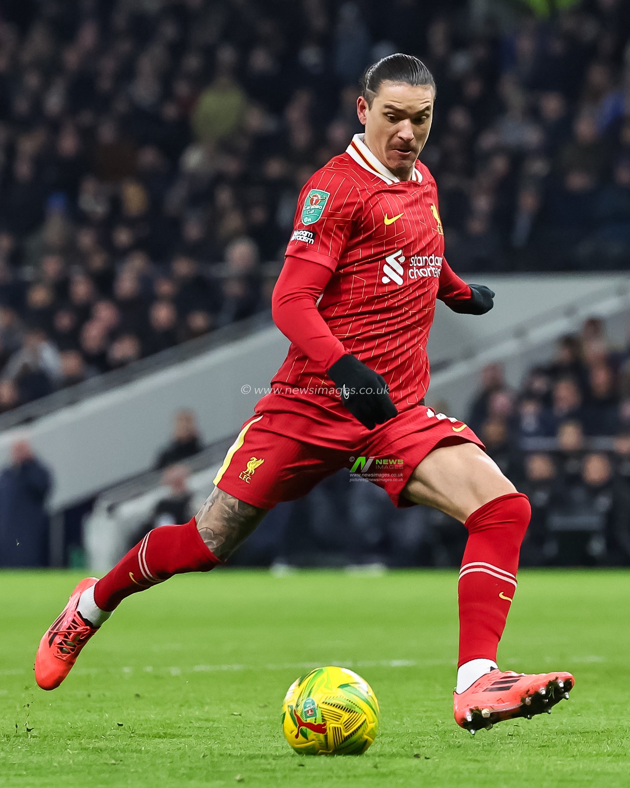 Darwin NÃºÃ±ez of Liverpool makes a break with the ball during the Carabao Cup Semi-Finals First Leg Tottenham Hotspur vs Liverpool at Tottenham Hotspur Stadium, London, United Kingdom, 8th January 2025

(Photo by Mark Cosgrove/News Images)