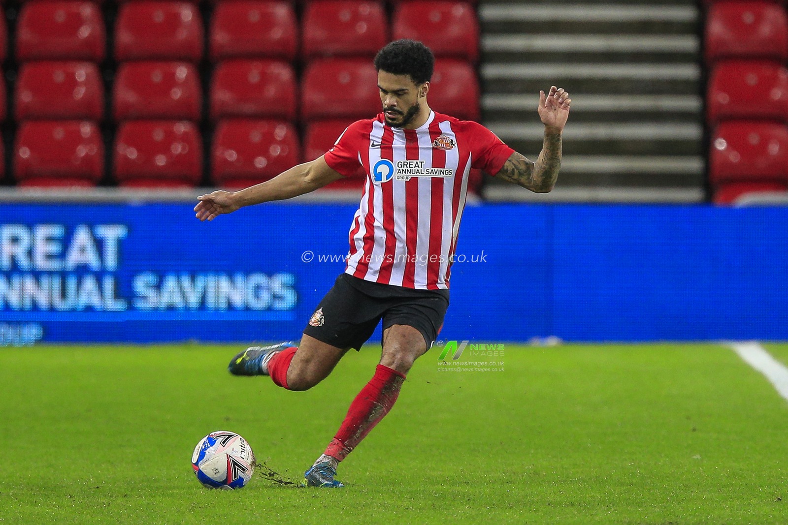 Jordan Willis #4 of Sunderland in possession of the ball