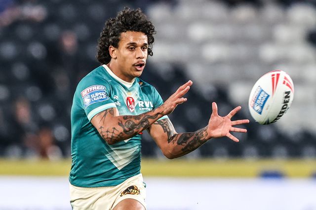 Tristan Sailor of St Helens passes the ball during the Betfred Super League round 8 match Hull FC vs St Helens at MKM Stadium, Hull, United Kingdom on 16 April 2026

(Photo by Alfie Cosgrove/News Images)