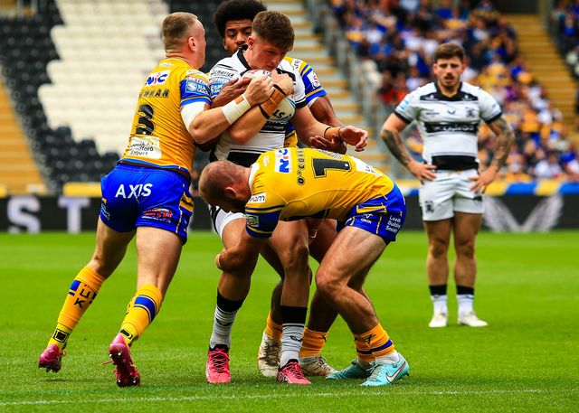 Davy Litten of Hull FC is tackled by Jarrod O'Connor of Leeds Rhinos during the Betfred Super League Round 24 match Hull FC vs Leeds Rhinos at MKM Stadium, Hull, United Kingdom, 30th August 2025

(Photo by Richard Bierton/News Images)