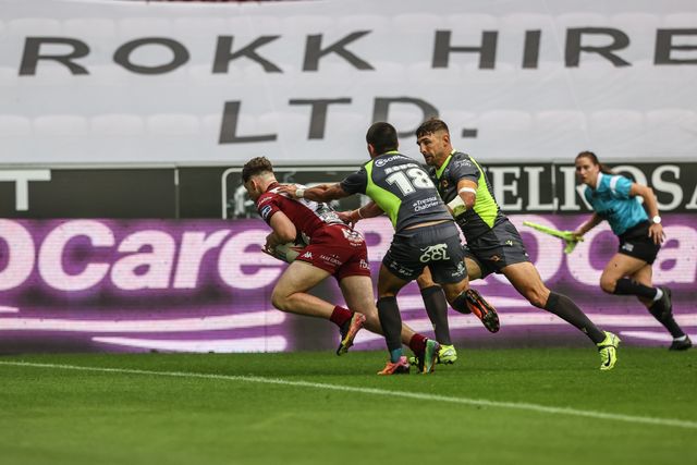 Jack Farrimond of Wigan Warriors goes over for a try during the Betfred Super League round 20 match Wigan Warriors vs Catalans Dragons at The Brick Community Stadium, Wigan, United Kingdom, 25th July 2025

(Photo by Alfie Cosgrove/News Images)