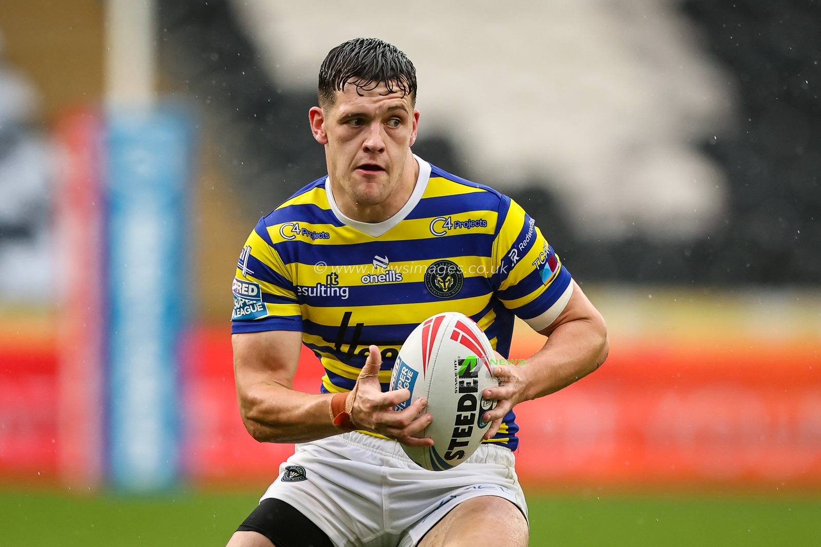 Josh Thewlis of Warrington Wolves breaks with the ball during the Betfred Super League round 25 match Hull FC vs Warrington Wolves at MKM Stadium, Hull, United Kingdom on 29 August 2026

(Photo by Alfie Cosgrove/News Images)