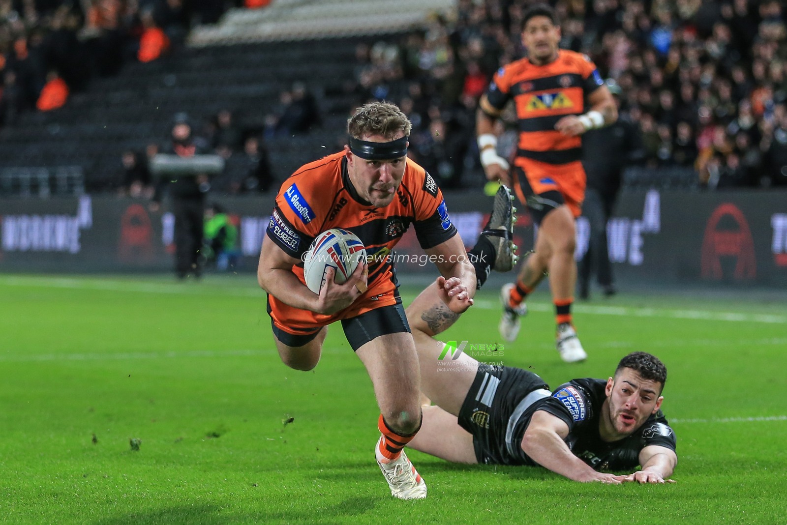 7th February 2019 , KCOM Stadium, Hull, England; Betfred Super League, Round 2, Hull FC vs Castleford Tigers ; Michael Shenton (4) of Castleford Tigers goes over for a try


Credit: Mark Cosgrove/News Images