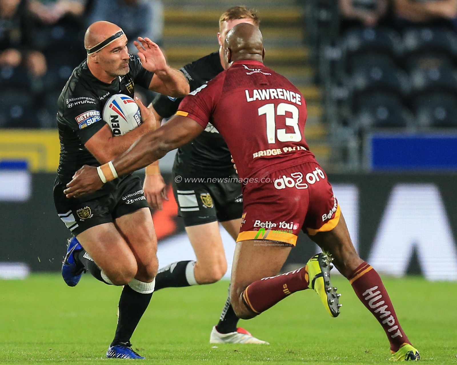 30th August 2019, KCOM Stadium, Hull, England; Betfred Super League, Round 27, Hull FC vs Huddersfield Giants ; Danny Houghton (9) of Hull FC runs at Michael Lawrence (13) of Huddersfield Giants 


Credit: David Greaves/News Images