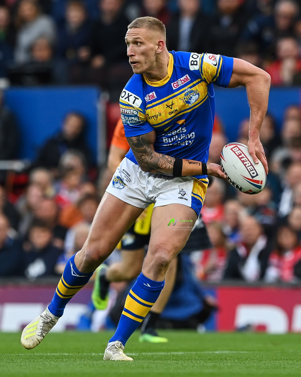 Mikolaj Oledzki #8 of Leeds Rhinos in action during the 25th Betfred Super League Grand Final match St Helens vs Leeds Rhinos at Old Trafford, Manchester, United Kingdom, 24th September 2022

(Photo by Craig Thomas/News Images)