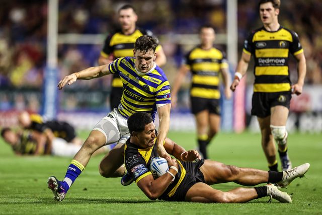 Josh Thewlis of Warrington Wolves and Toa Mata'afa of York Knights battle for the ball during the Betfred Super League round 23 match Warrington Wolves vs York Knights at The Halliwell Jones Stadium, Warrington, United Kingdom on 13 August 2026

(Photo by Alfie Cosgrove/News Images)