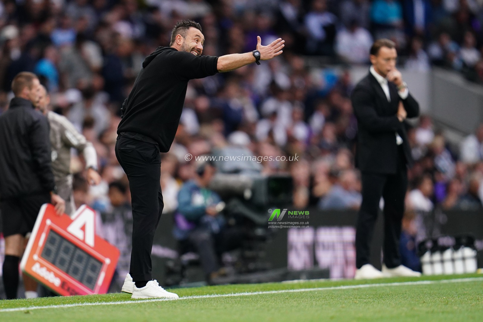 Roberto De Zerbi manager of Tottenham Hotspur during the Premier League match Tottenham Hotspur vs Newcastle Untied at Tottenham Hotspur Stadium, London, United Kingdom on 29 August 2026

(Photo by Harvey Murphy/News Images)